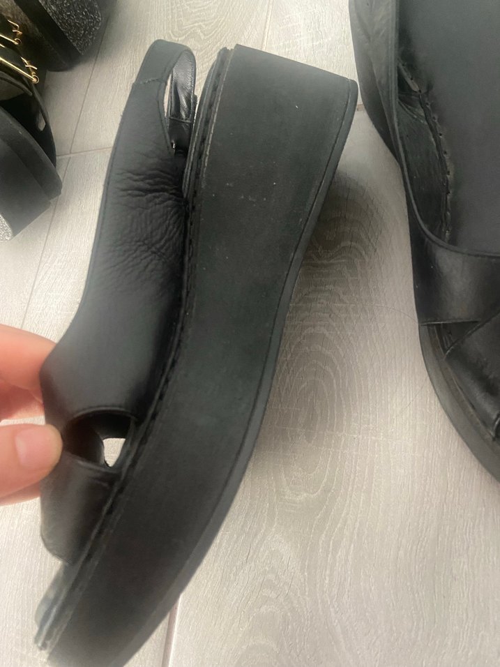 Siyah Bantlı Kadın Dolgu Topuk Sandalet - Görsel 4