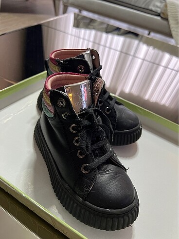 Boyner Kids amore coook az giyilmiş çeşit çeşit botlar tane fiyatı 950