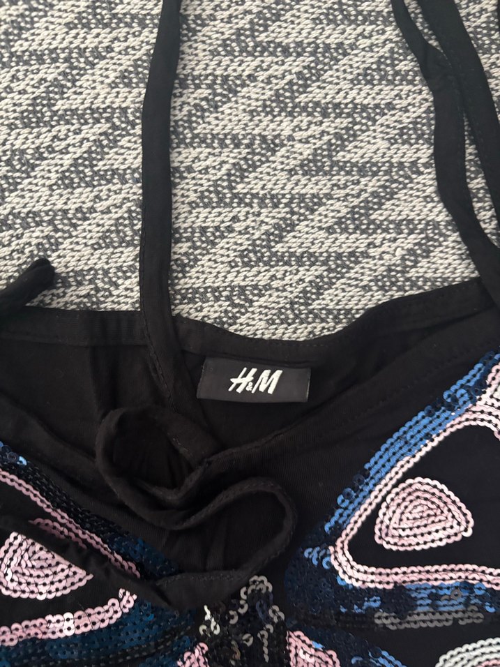 Nakışlı ve payet detaylı siyah askılı üst - Görsel 4