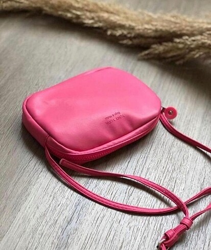 Pembe çanta