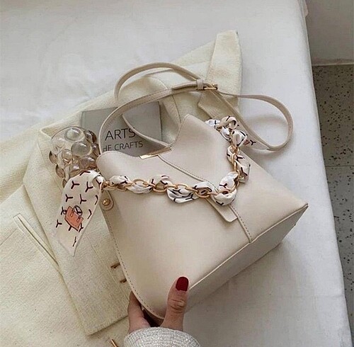 Fularlı çanta
