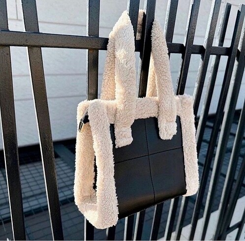  Beden Peluş askılı çanta