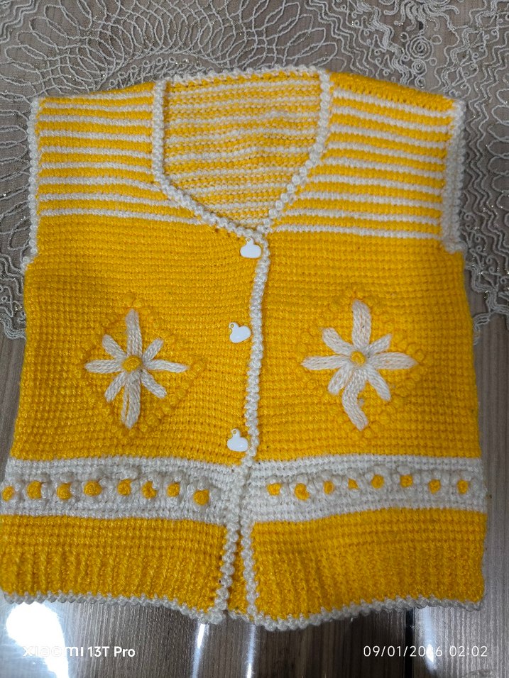 Sarı Nakışlı Bebek  Triko Yelek - Görsel 2