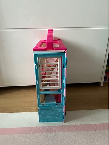 Barbie Barbie?nin Portatif Evi