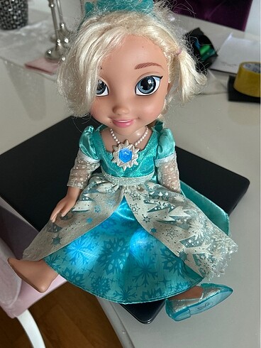 Elsa müzıklı (farklı dıllerde) karakter