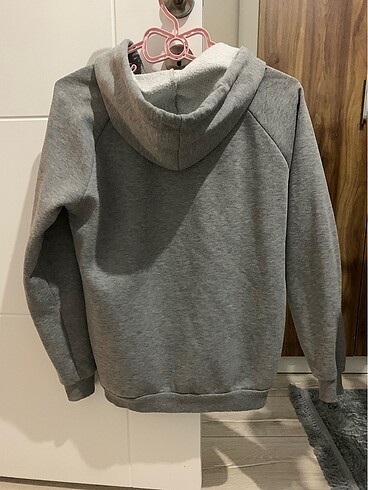 gri kapşonlu sweatshirt