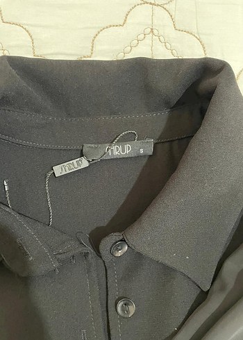 s Beden Düğmeli Siyah Uzun Kollu Gömlek