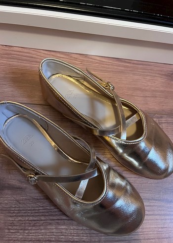 Kız Çocuk Altın Renkli Tokalı Babet - Görsel 3