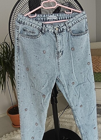 Taş detaylı jean