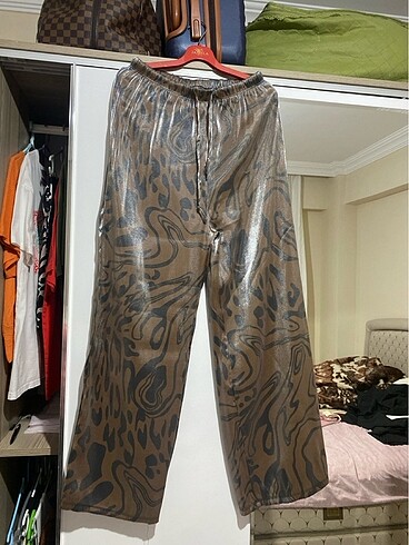 Leopar desenli sedefli pantolon