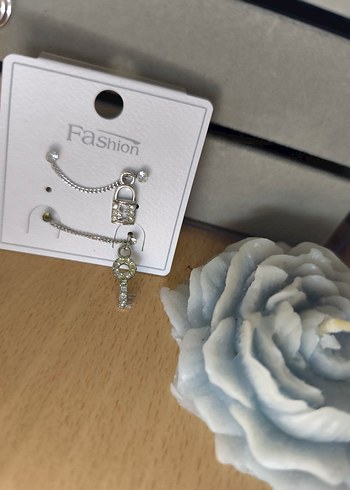 Zincir Detaylı Mini Beyaz Küpe