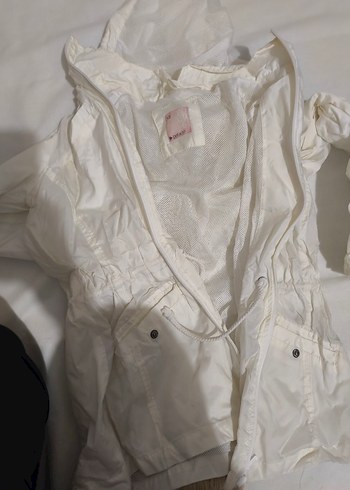 Düğmeli Beyaz Kız Yağmurluk - Görsel 2