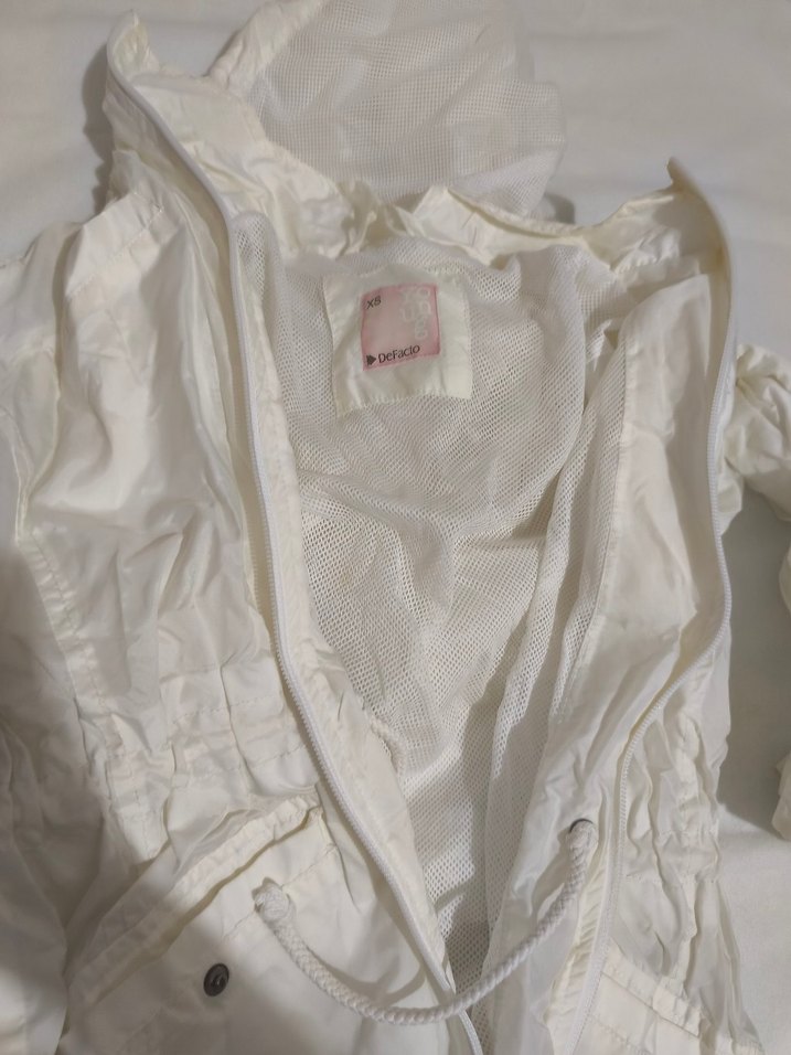 Düğmeli Beyaz Kız Yağmurluk - Görsel 3