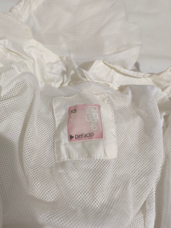 Düğmeli Beyaz Kız Yağmurluk - Görsel 4