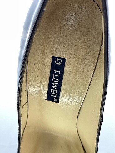 37 Beden siyah Renk Flower Stiletto %70 İndirimli.