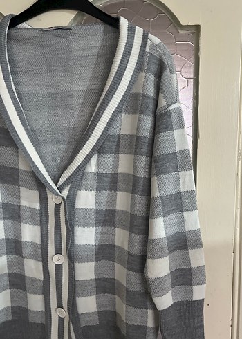 Düğmeli Gri Kareli Kadın Hırka - Görsel 3