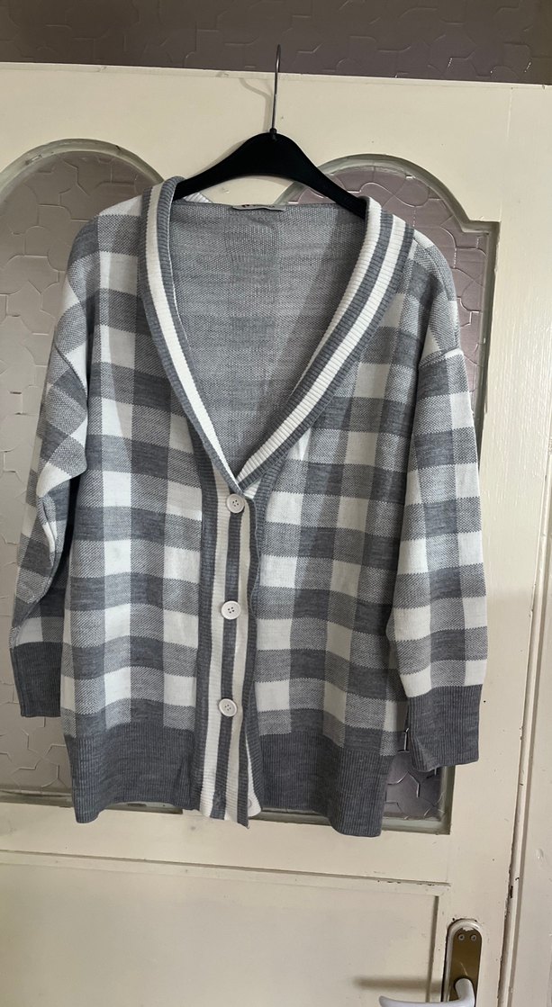 Düğmeli Gri Kareli Kadın Hırka - Görsel 2