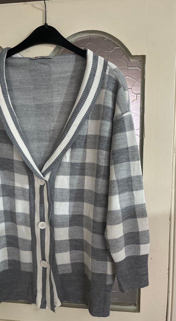 Düğmeli Gri Kareli Kadın Hırka - Görsel 3