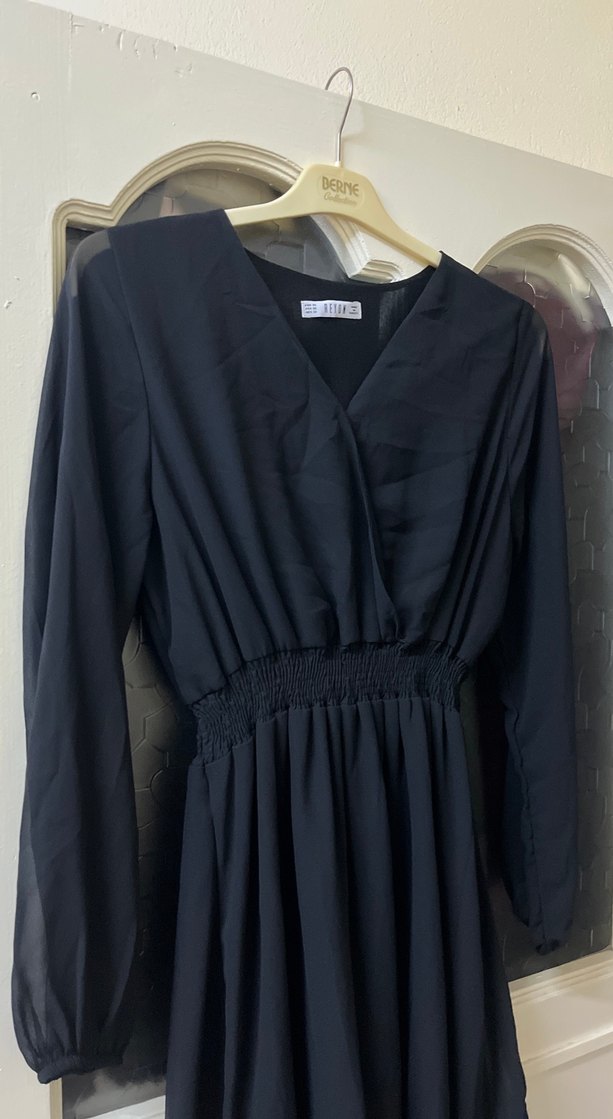 Siyah V Yaka Pilili Midi Elbise - Görsel 2