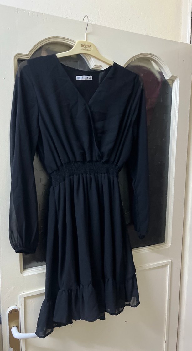 Siyah V Yaka Pilili Midi Elbise - Görsel 3