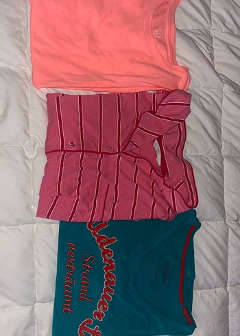 Üç adet evde giymelil pamuklu pijama üstleri