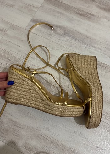 Altın Renkli Dolgu Topuklu Hasır Espadril - Görsel 3