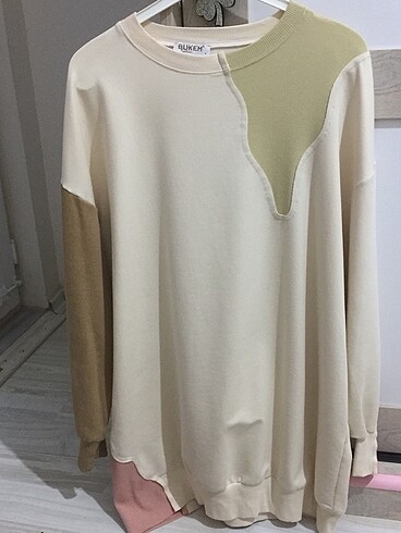 bej sweatshirt