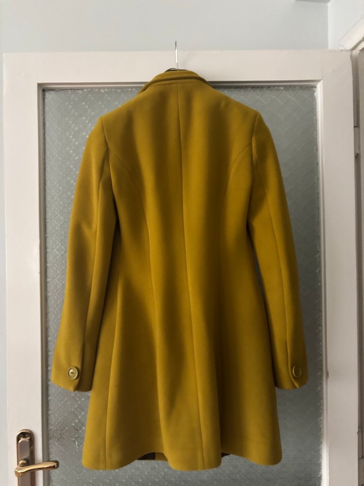 Sarı Düğmeli Kadın Midi Kaban - Görsel 4