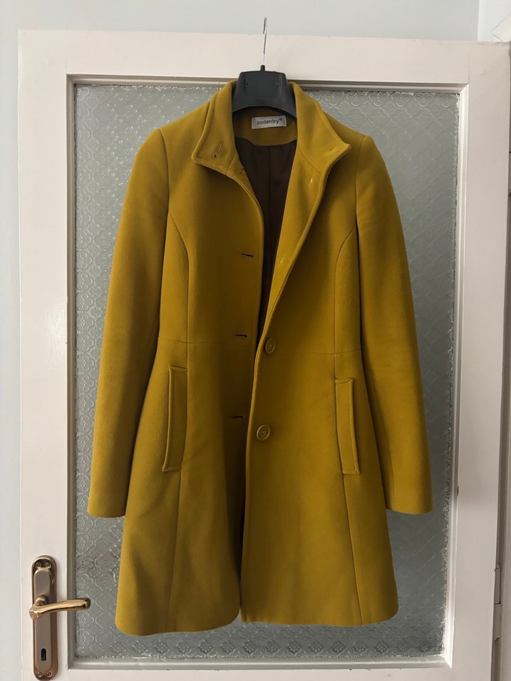 Sarı Düğmeli Kadın Midi Kaban - Görsel 2