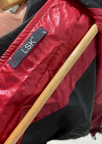 Parlak Kırmızı Kadın Yağmurluk - Görsel 2