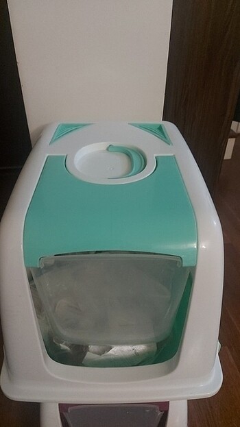 Kedi tuvaleti, az kullanılmış, oldukça temiz