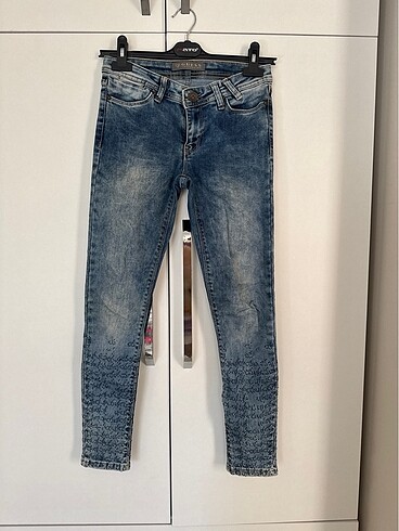 s Beden ORJİNAL Guess Düşük Bel Taşlı Kot Pantolon