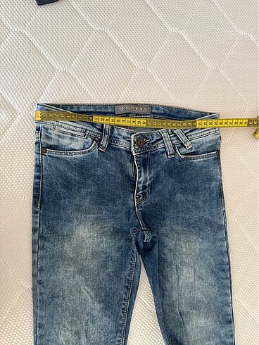 Guess ORJİNAL Guess Düşük Bel Taşlı Kot Pantolon