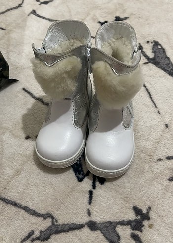 Kız Çocuk Beyaz Kürk Detaylı Bot - Görsel 2