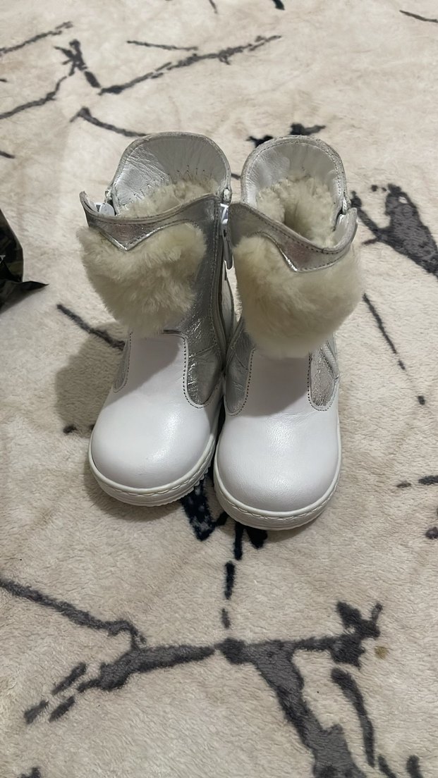 Kız Çocuk Beyaz Kürk Detaylı Bot - Görsel 2