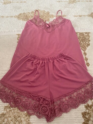 Pembe şort takımı