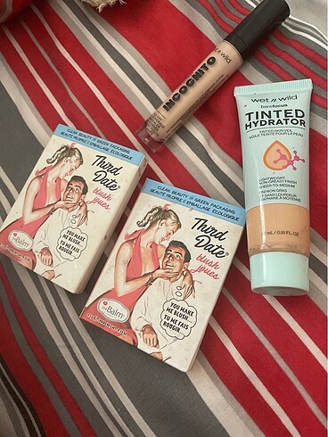 The Balm uclu satıyorum allık uc kez kullanıldı ten urunlerıne ellemedım 