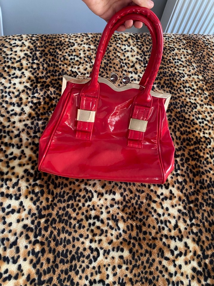 Kırmızı Parlak Deri Tokalı Kadın Çanta - Görsel 4