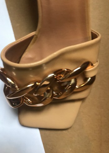 Bej Zincir Detaylı Kadın Topuklu Terlik - Görsel 4