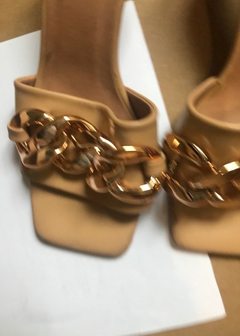 Bej Zincir Detaylı Kadın Topuklu Terlik - Görsel 5