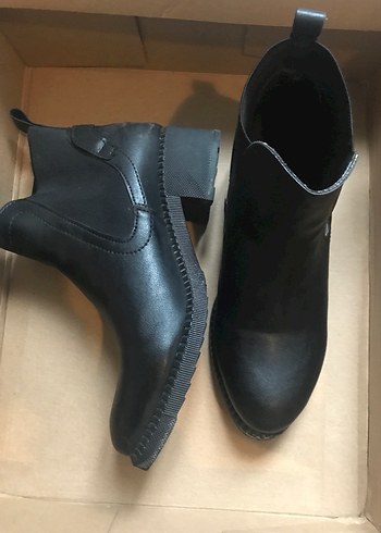 Siyah Süet Tokalı Kadın Bot - Görsel 2