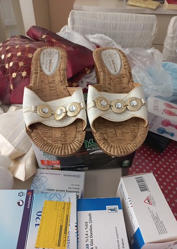 38 Beden Beyaz Tokalı Dolgu Topuklu Terlik