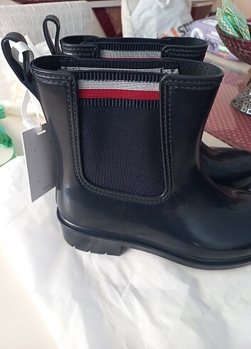 39 Beden Tommyhilfiger yagmur botu orjinal etiketli