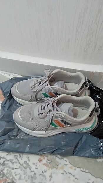 38 Beden çeşitli Renk Adidas ayakkabı bir kere giyildi 