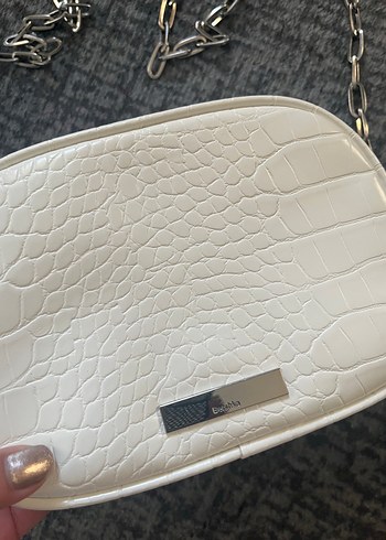 Beyaz Yılan Desenli Zincir Detaylı Deri Çanta - Görsel 2