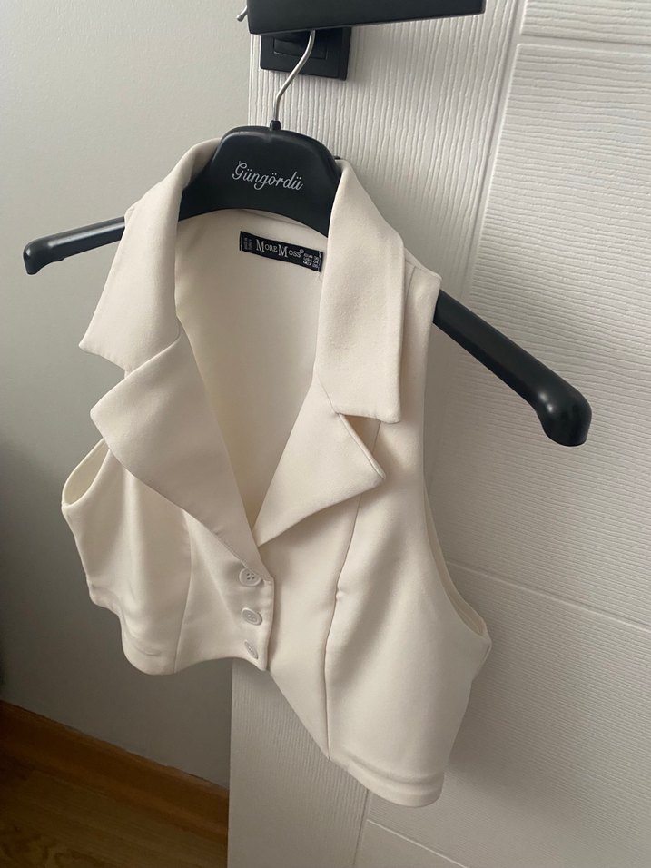 Düğmeli Beyaz Kısa Kadın Yelek - Görsel 3