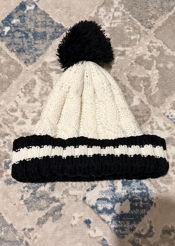 Siyah-beyaz örgü kadın bere ponponlu - Görsel 2