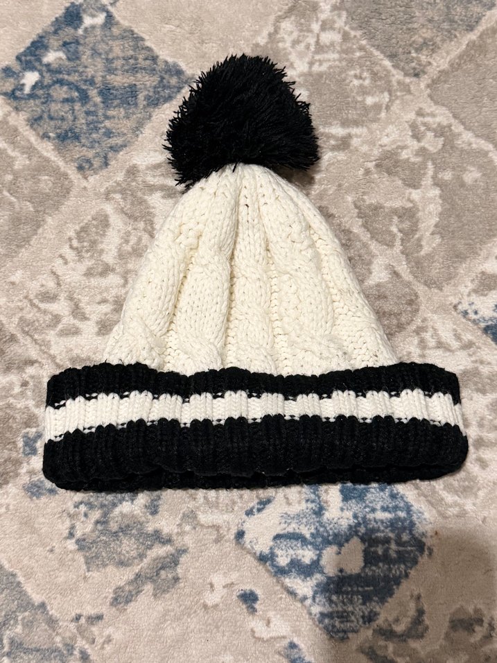 Siyah-beyaz örgü kadın bere ponponlu - Görsel 2