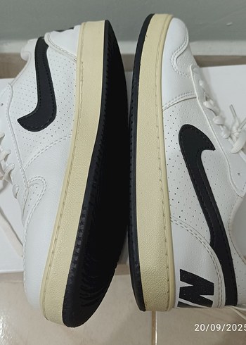 Nike Beyaz Bağcıklı Kadın Spor Ayakkabı