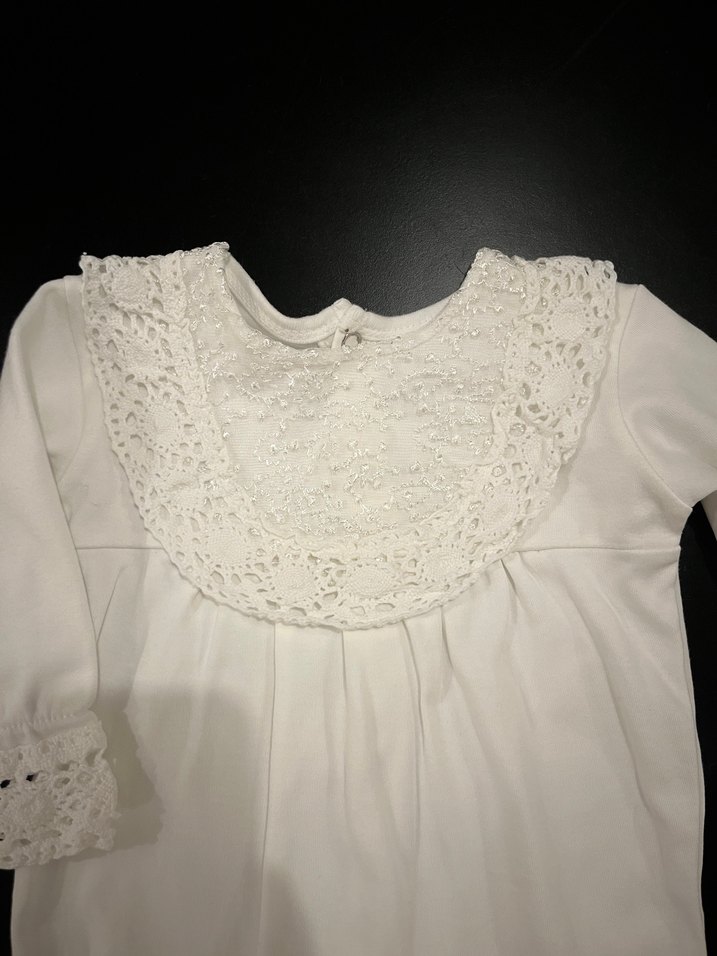 Dantel Detaylı Beyaz Nakışlı Bebek Tulumu - Görsel 2